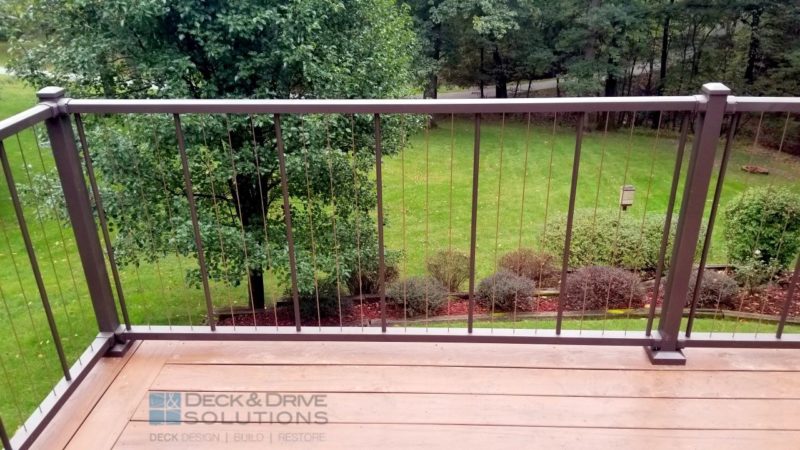 Green backyard with VertiCable Rail and brown composite