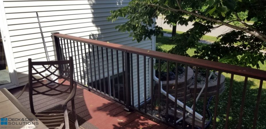 Trex Maderia drink rail on metal railing on red composite deck