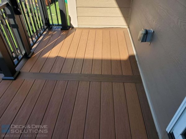 deck accent board with tropical series of timbertech, colors Antigua Gold and Antique Palm for accent